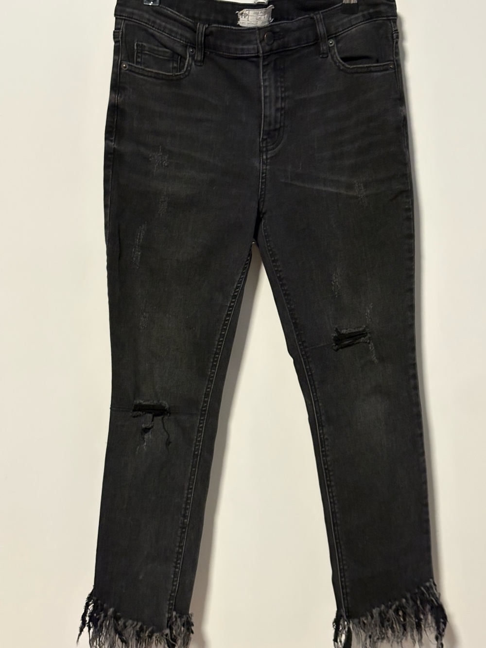 Free People Women’s Distressed Black Frayed-Hem Skinny Jeans